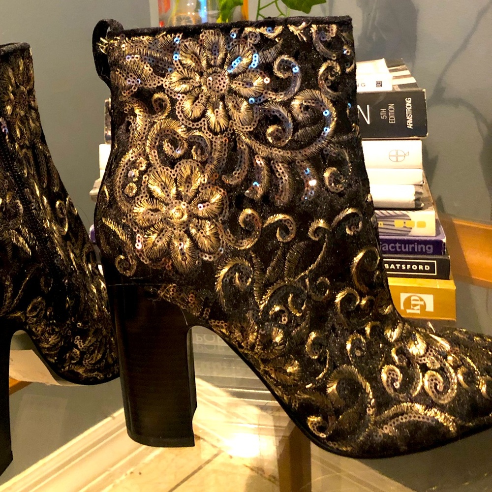 Guess Naisan Black Ankle Booties~Gold Brocade~Women Sz 9~Block Heel~Never worn!